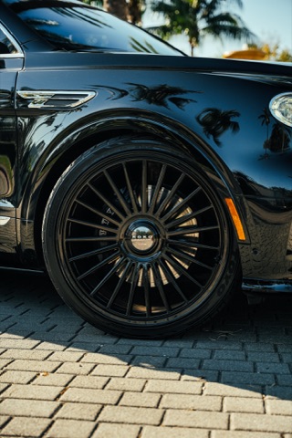 Bentley Bentayga photo 2